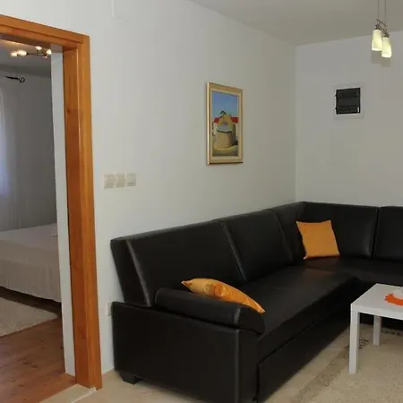 House Pine Tree Holiday home Nerezisca