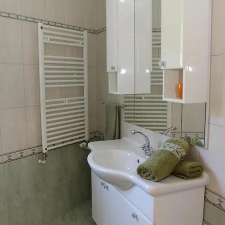 House Pine Tree Nerezisca