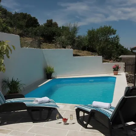 Holiday home House Pine Tree Nerezisca