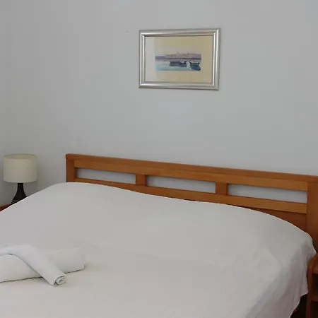 House Pine Tree Nerezisca