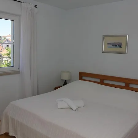 House Pine Tree * Nerezisca