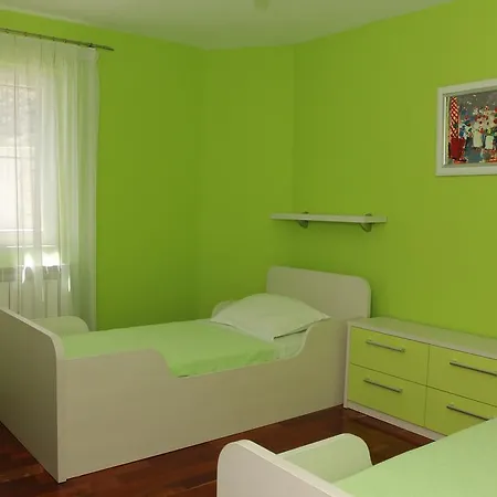 House Pine Tree Holiday home Nerezisca