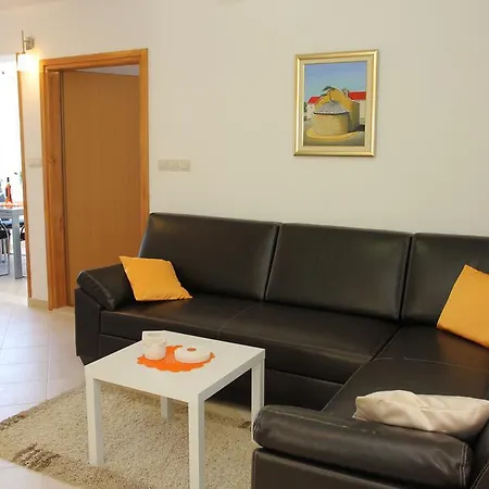 House Pine Tree Nerezisca