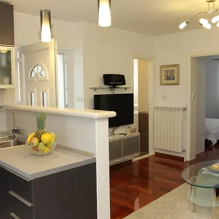 House Pine Tree Nerezisca