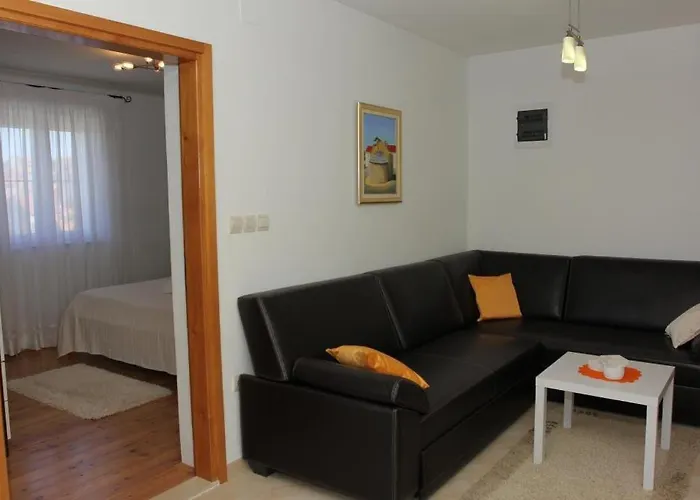 House Pine Tree Vakantiehuis Nerezisca