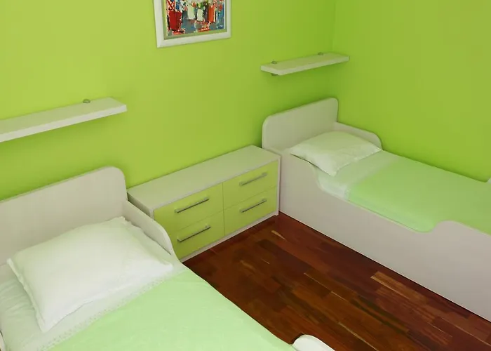 House Pine Tree Vakantiehuis Nerezisca