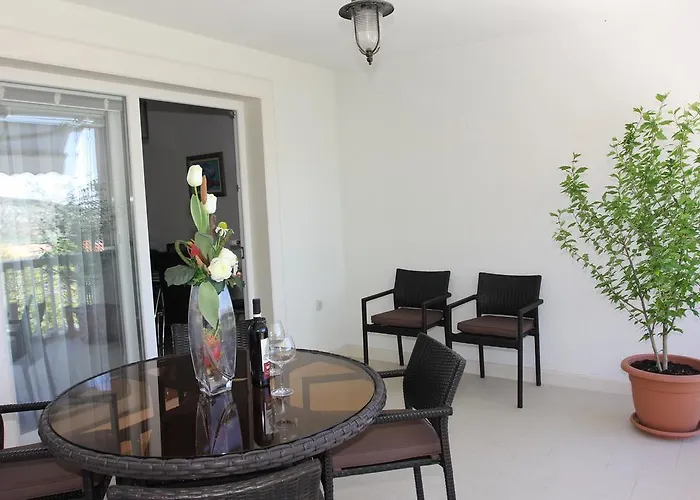 House Pine Tree Vakantiehuis Nerezisca