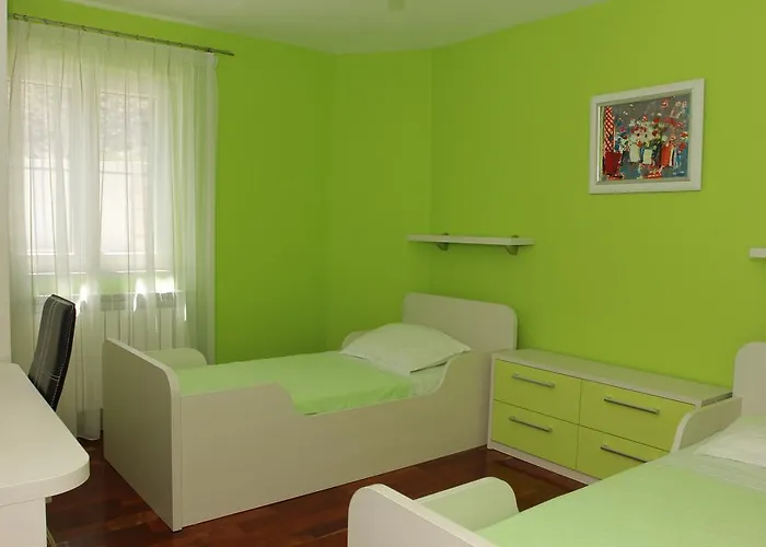 House Pine Tree Vakantiehuis Nerezisca