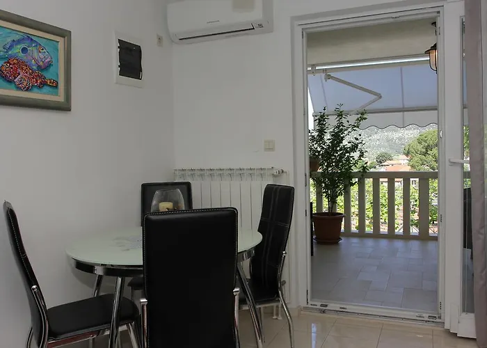 Vakantiehuis House Pine Tree Nerezisca
